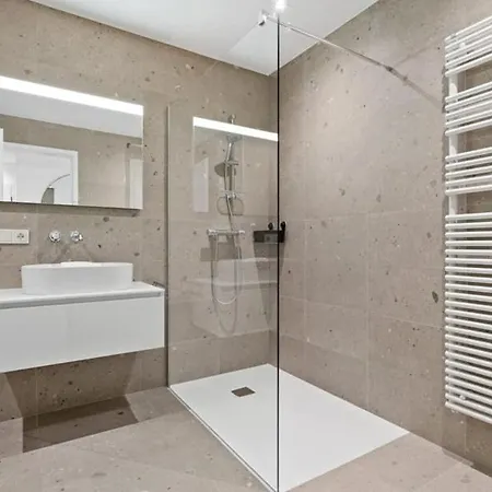 Luxurious 2br Apt With Balcony In